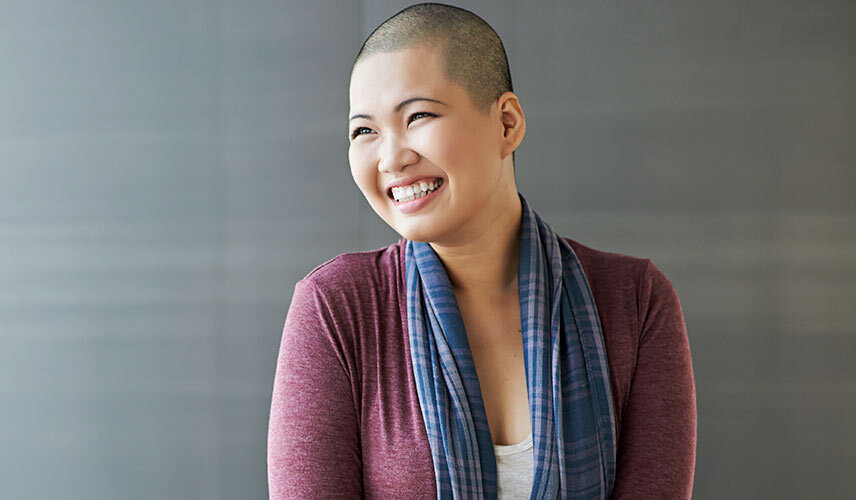 Krebspatientin glücklich und lächelnd nach Ihre Haarpigmentierung